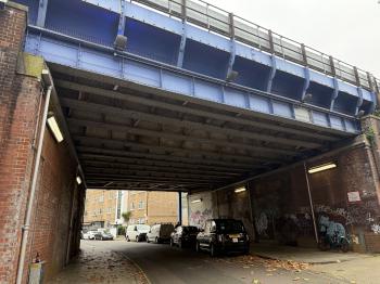 Eisenbahnbrücke über Hatfields (London)
