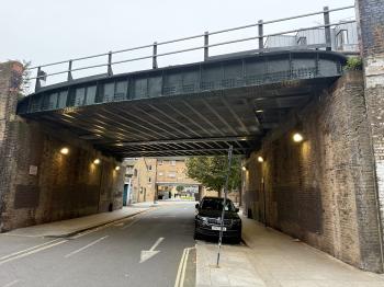 Eisenbahnbrücke am Robert Dashwood Way (London)