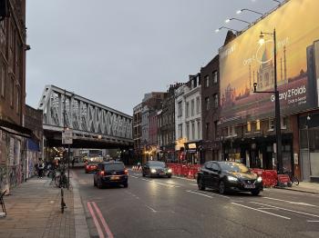 Eisenbahnbrücke über Kingsland Road (London)